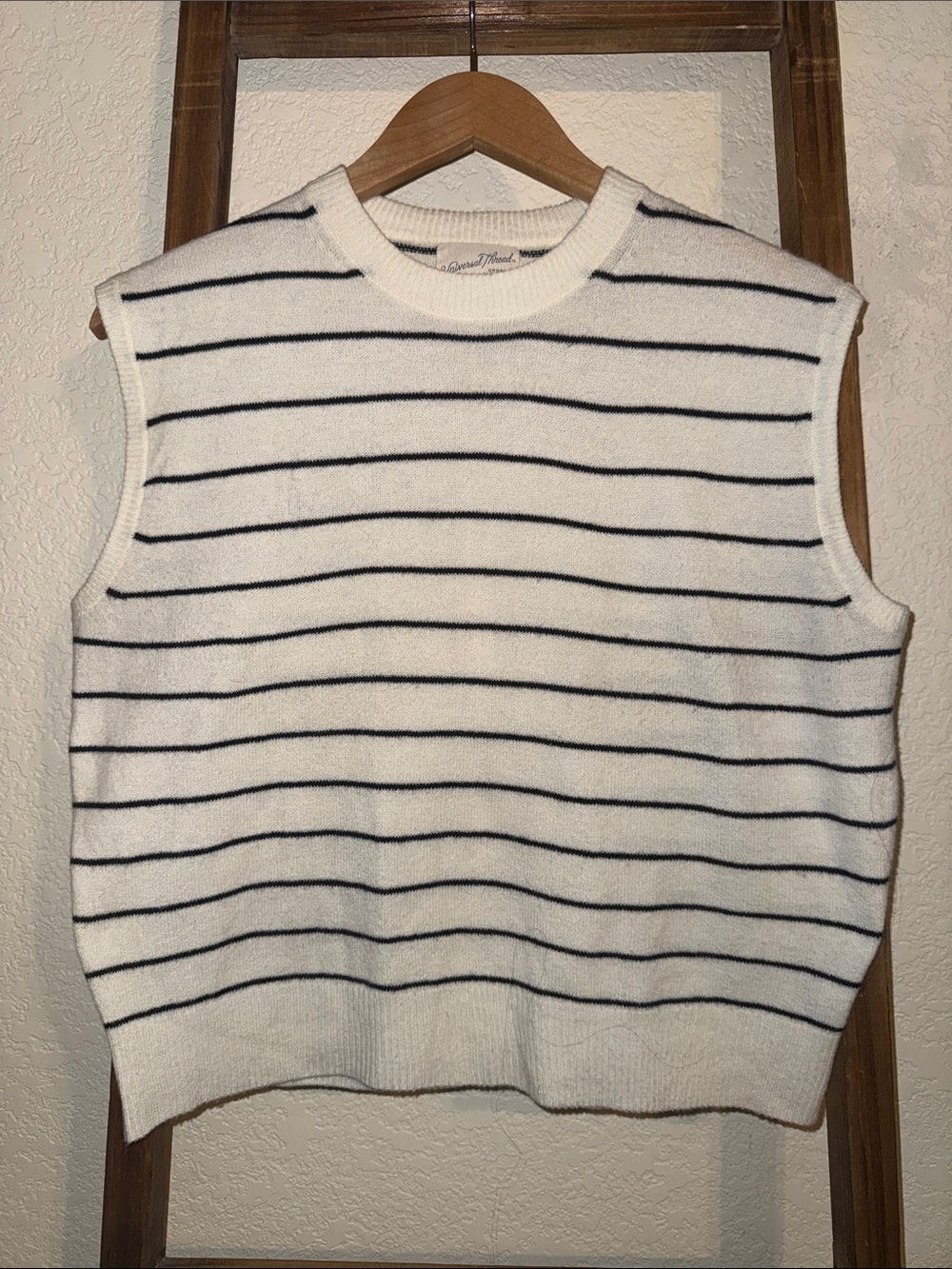 Universal Thread White Sleeveless Knit Vest with Navy Stripes size Small